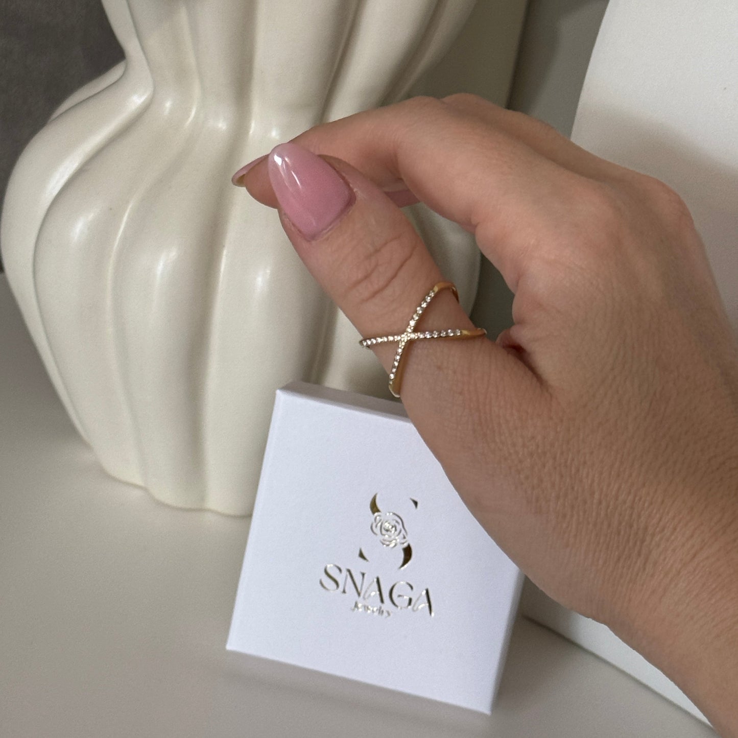 ANDREA - Bague croisée réglable en acier Inoxydable doré et strass