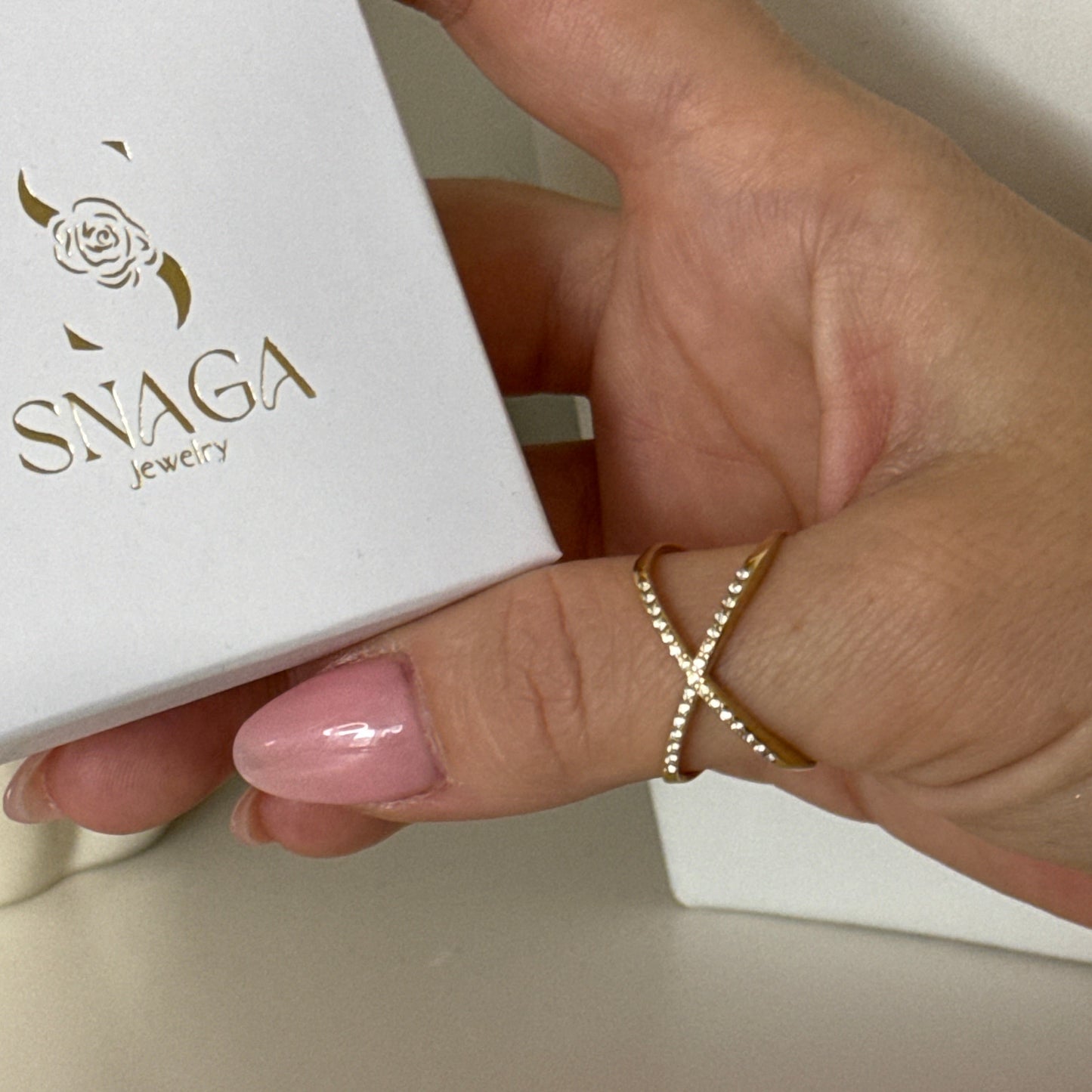 ANDREA - Bague croisée réglable en acier Inoxydable doré et strass