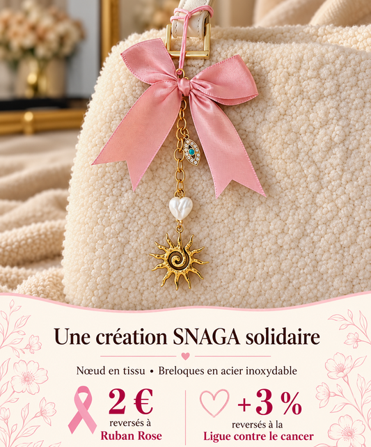 LUCKY ROSE – Bijou de sac création UNIQUE SNAGA avec nœud rose poudré et breloques dorées