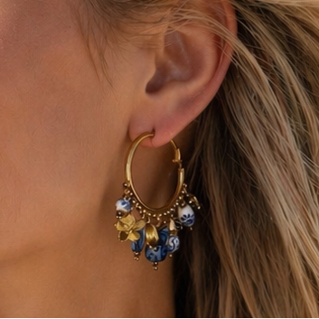 ESMERALDA – Boucles d’oreilles créoles dorées et pampilles porcelaine blanc et bleu