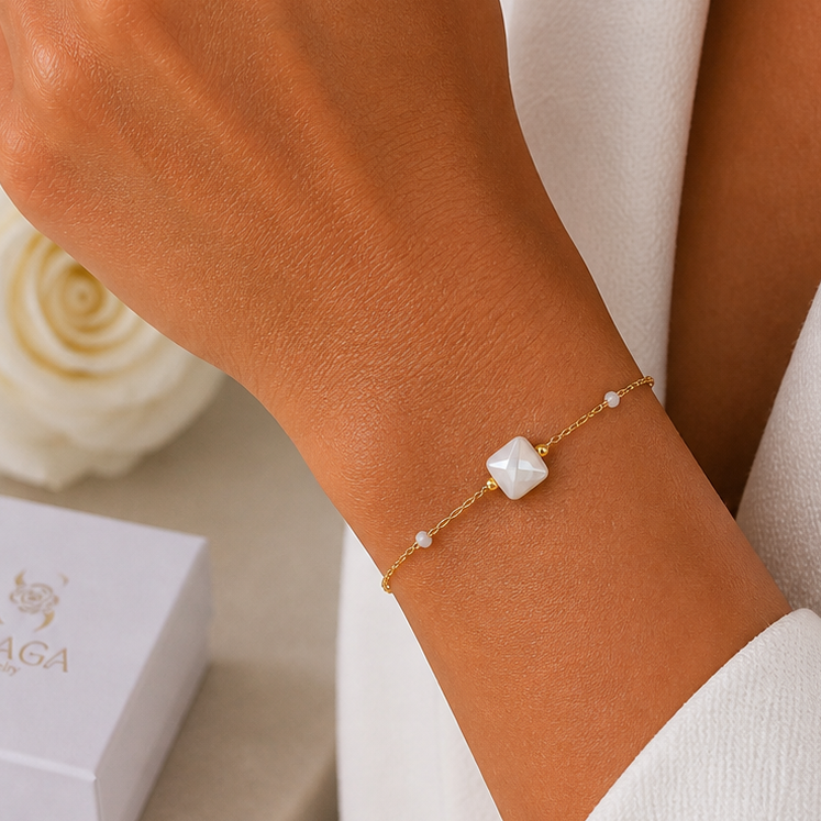 ADELE - Bracelet en acier Inoxydable doré et perles blanches