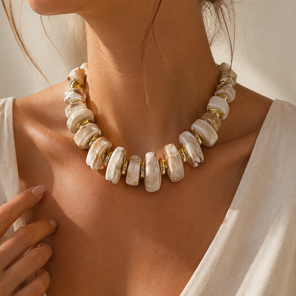 ENOLA - Collier en acier Inoxydable doré - Grosses perles beiges