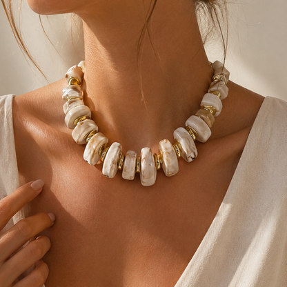 ENOLA - Collier en acier Inoxydable doré - Grosses perles beiges
