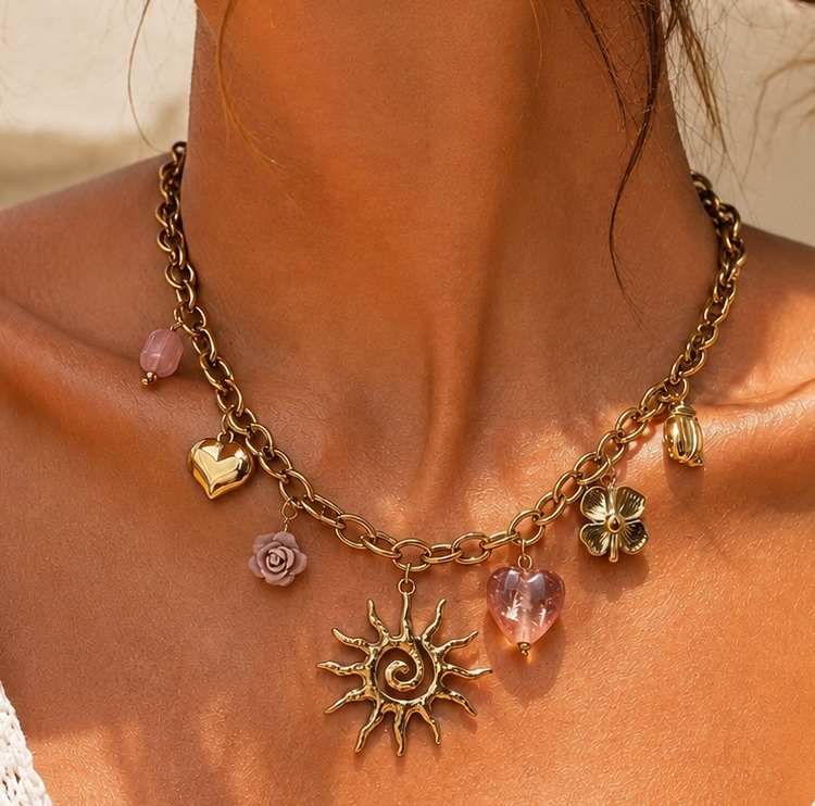 MARION - Collier chaîne en acier inoxydable doré et charms roses - pendentif soleil