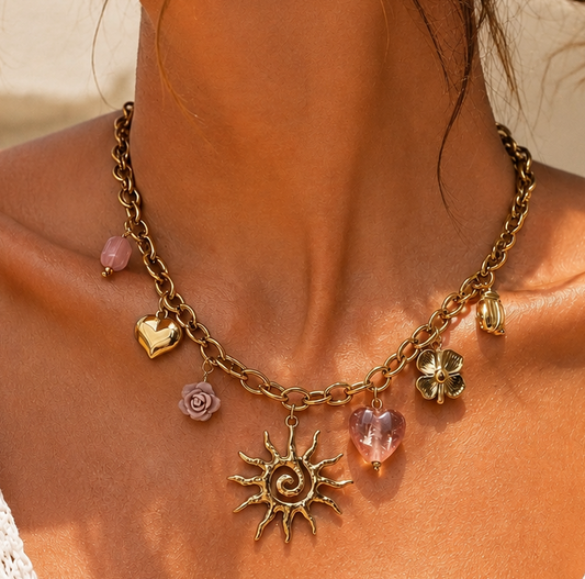 MARION - Collier chaîne en acier inoxydable doré et charms roses - pendentif soleil