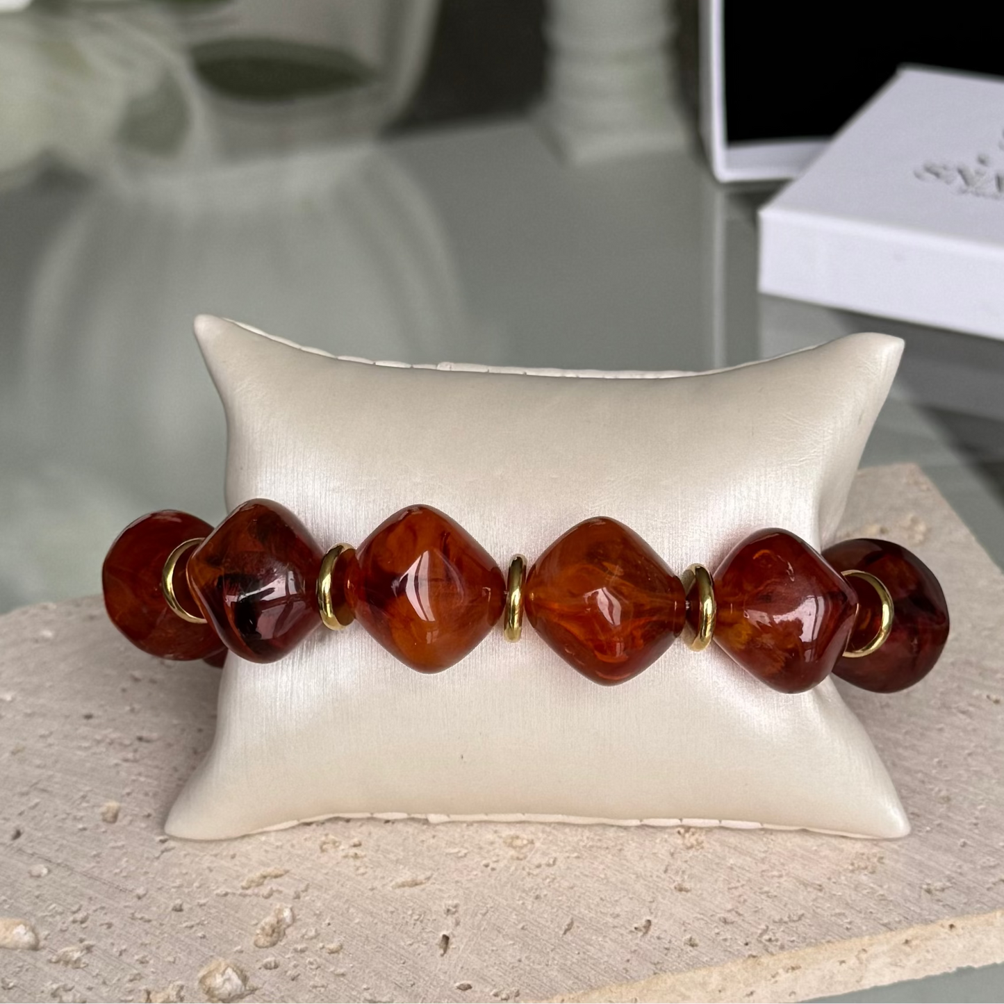 CAMILLE - Bracelet en perles acrylique et acier Inoxydable Doré – Marron ambré