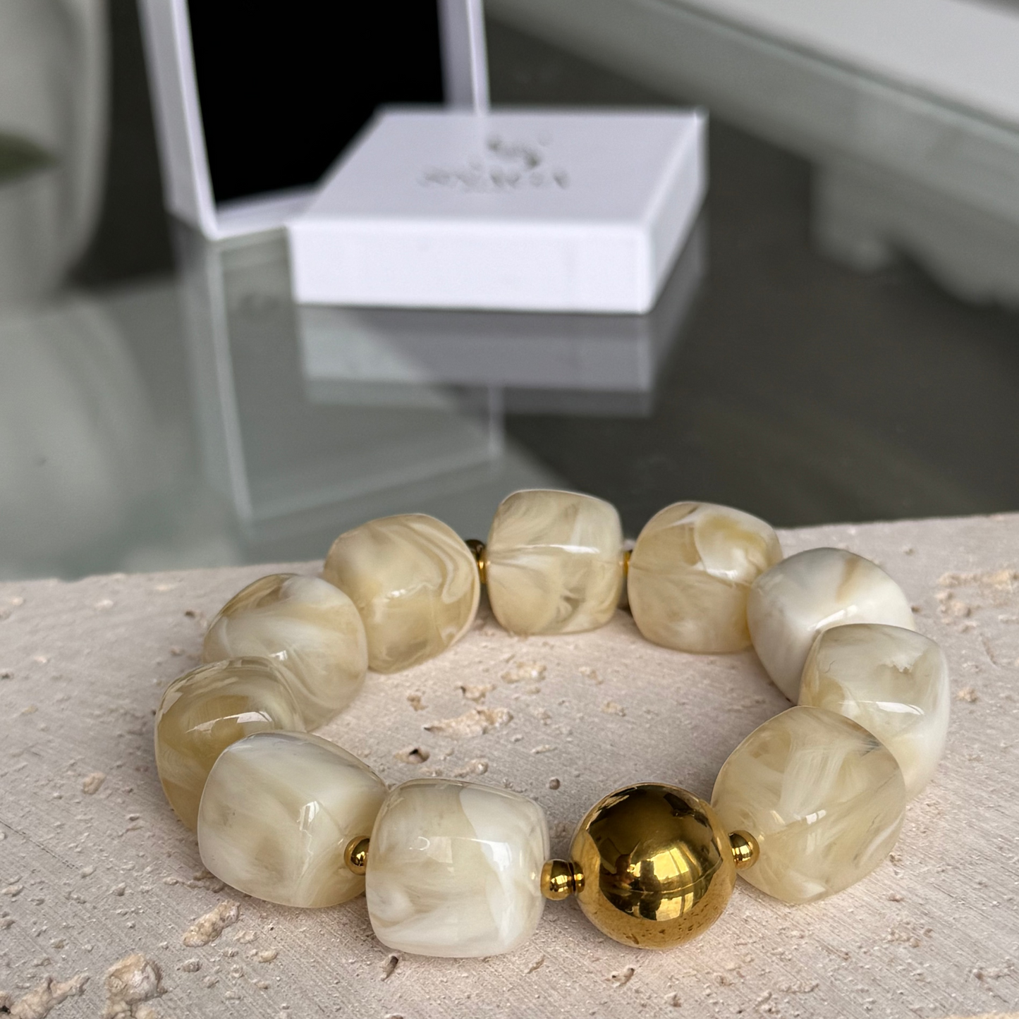 BLANCHE - Bracelet en perles acrylique et acier Inoxydable Doré – effet marbré