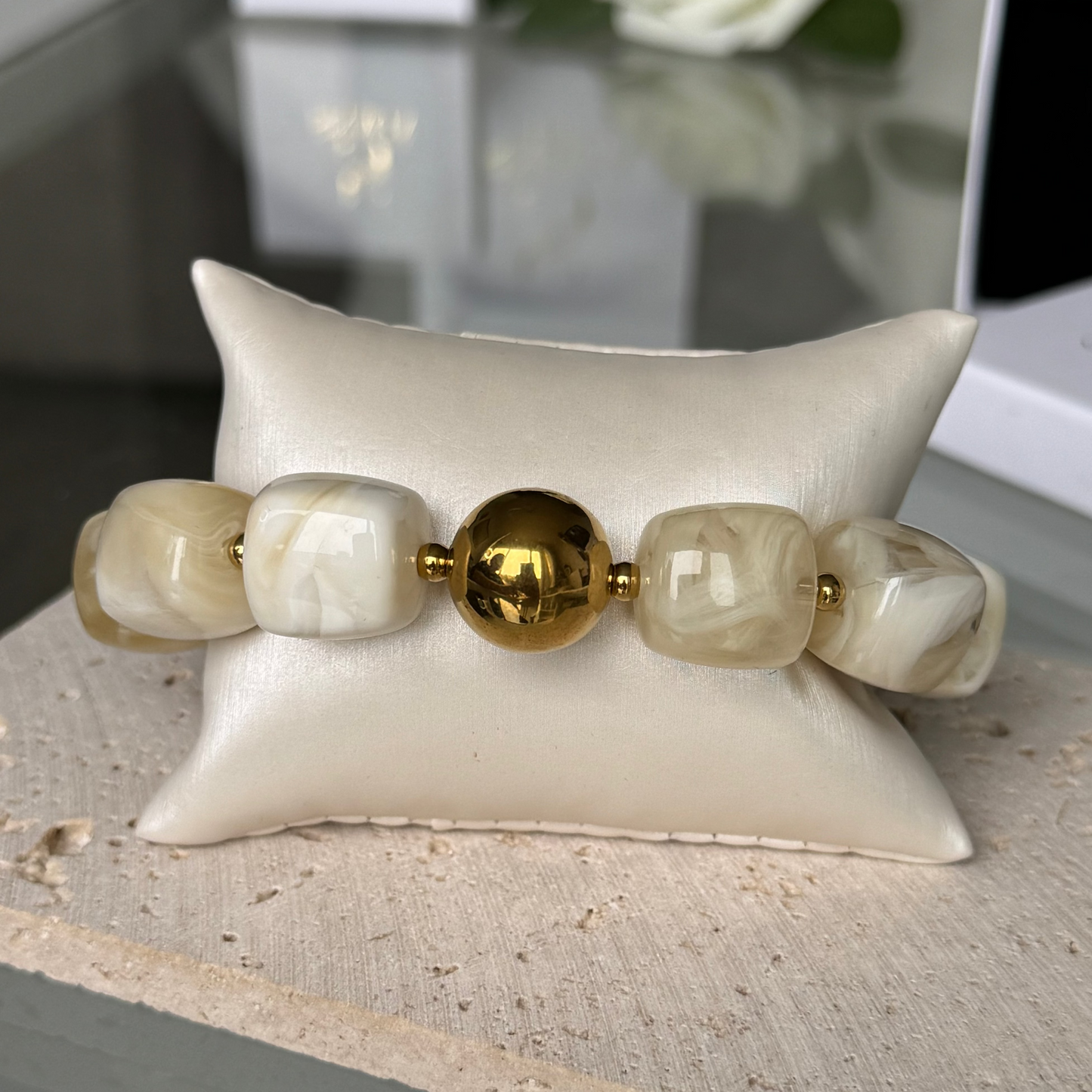 BLANCHE - Bracelet en perles acrylique et acier Inoxydable Doré – effet marbré