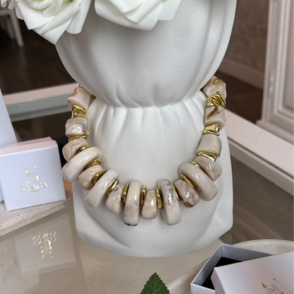 ENOLA - Collier en acier Inoxydable doré - Grosses perles beiges