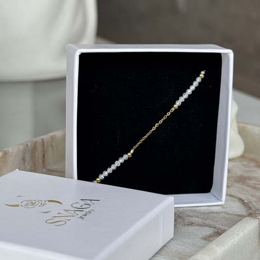 AMIRA - Bracelet en acier Inoxydable doré et perles blanches