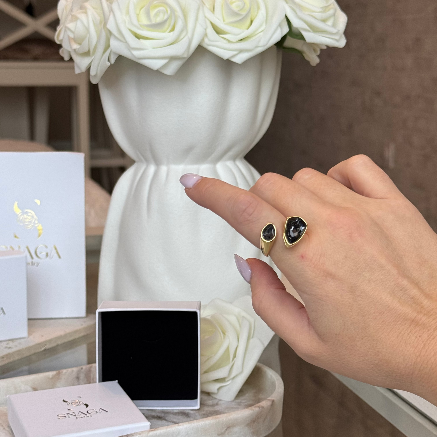 CAPUCINE - Bague en acier Inoxydable Doré – Strass noir