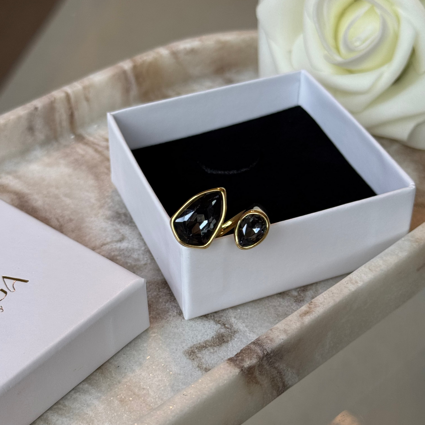 CAPUCINE - Bague en acier Inoxydable Doré – Strass noir