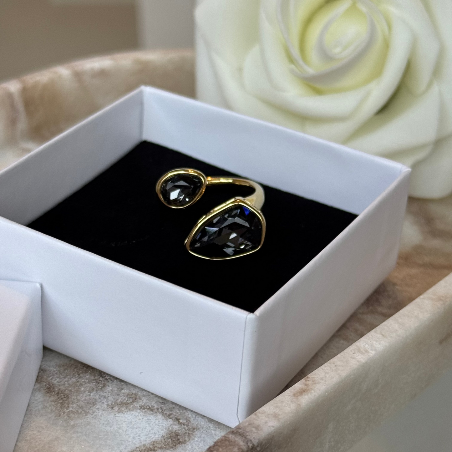 CAPUCINE - Bague en acier Inoxydable Doré – Strass noir