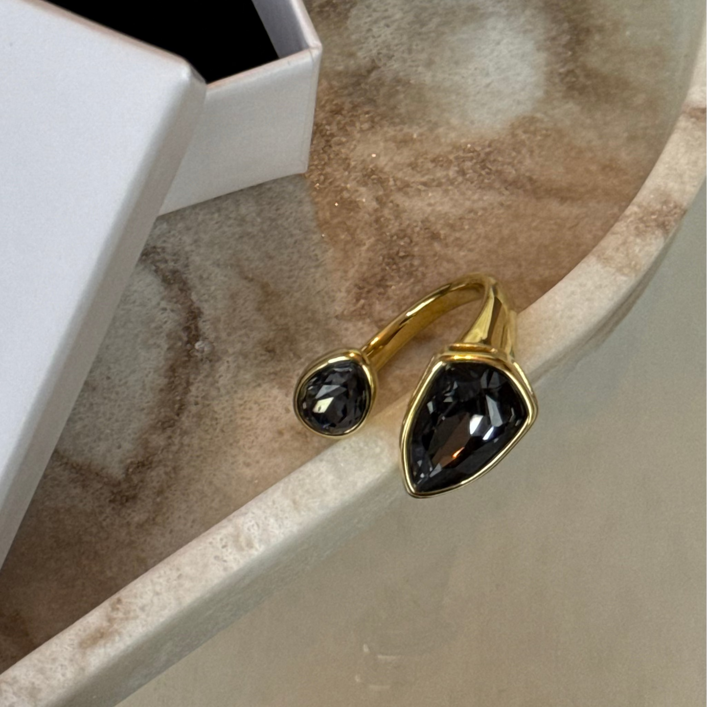 CAPUCINE - Bague en acier Inoxydable Doré – Strass noir