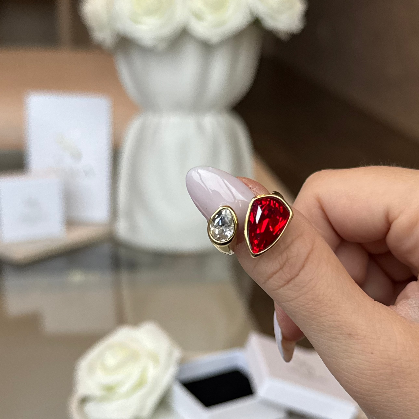 CAPUCINE - Bague en acier Inoxydable Doré – Strass rouge et transparent