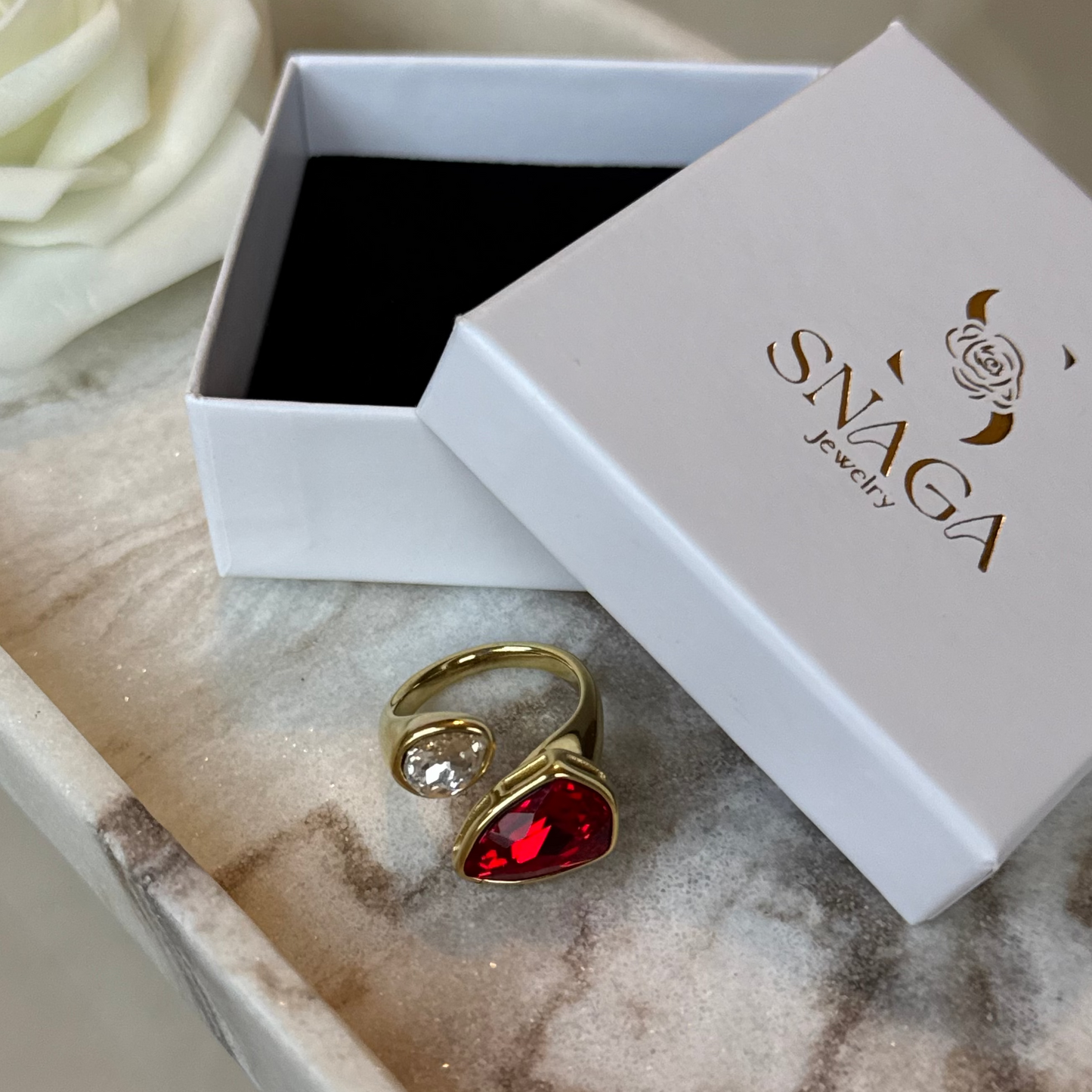 CAPUCINE - Bague en acier Inoxydable Doré – Strass rouge et transparent