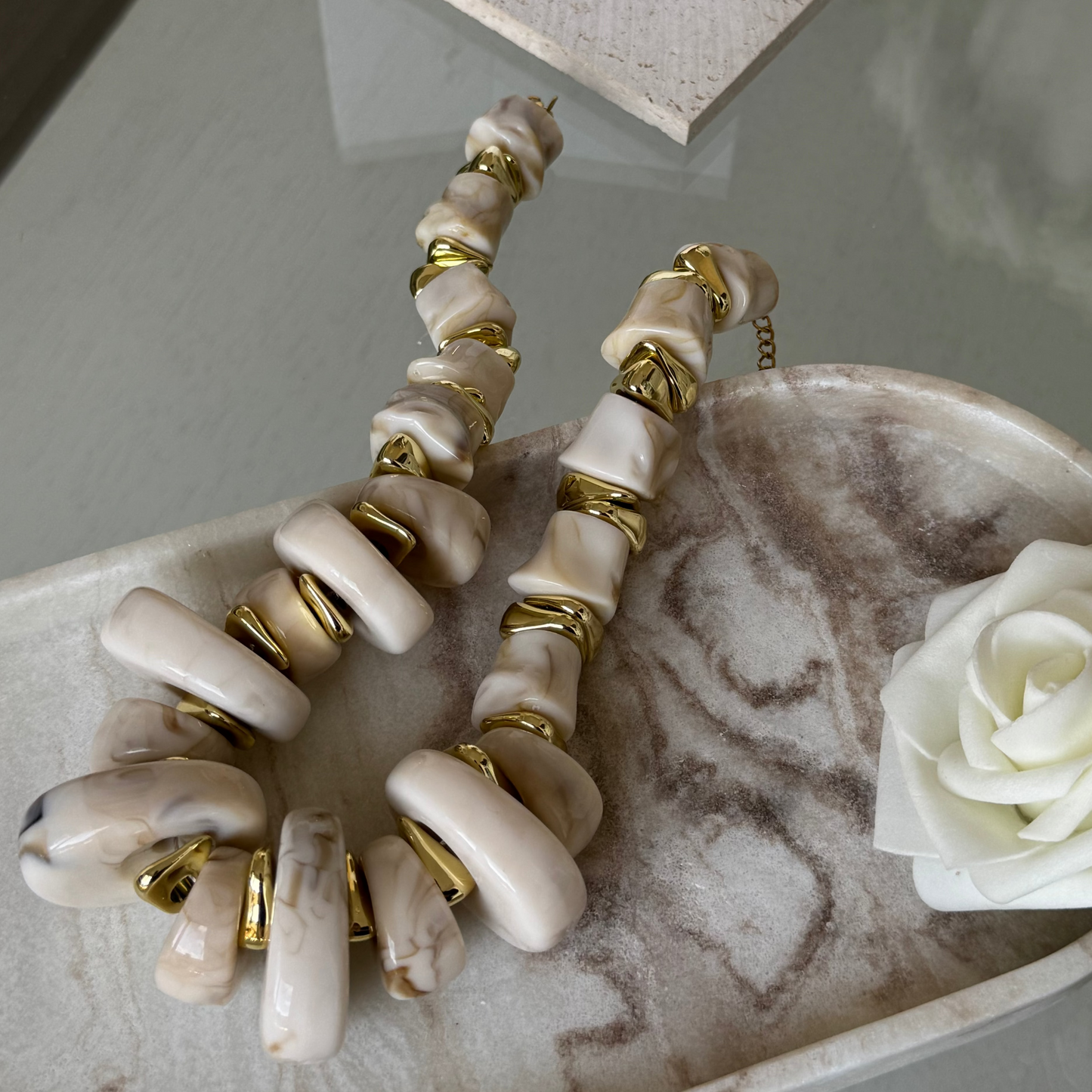 ENOLA - Collier en acier Inoxydable doré - Grosses perles beiges