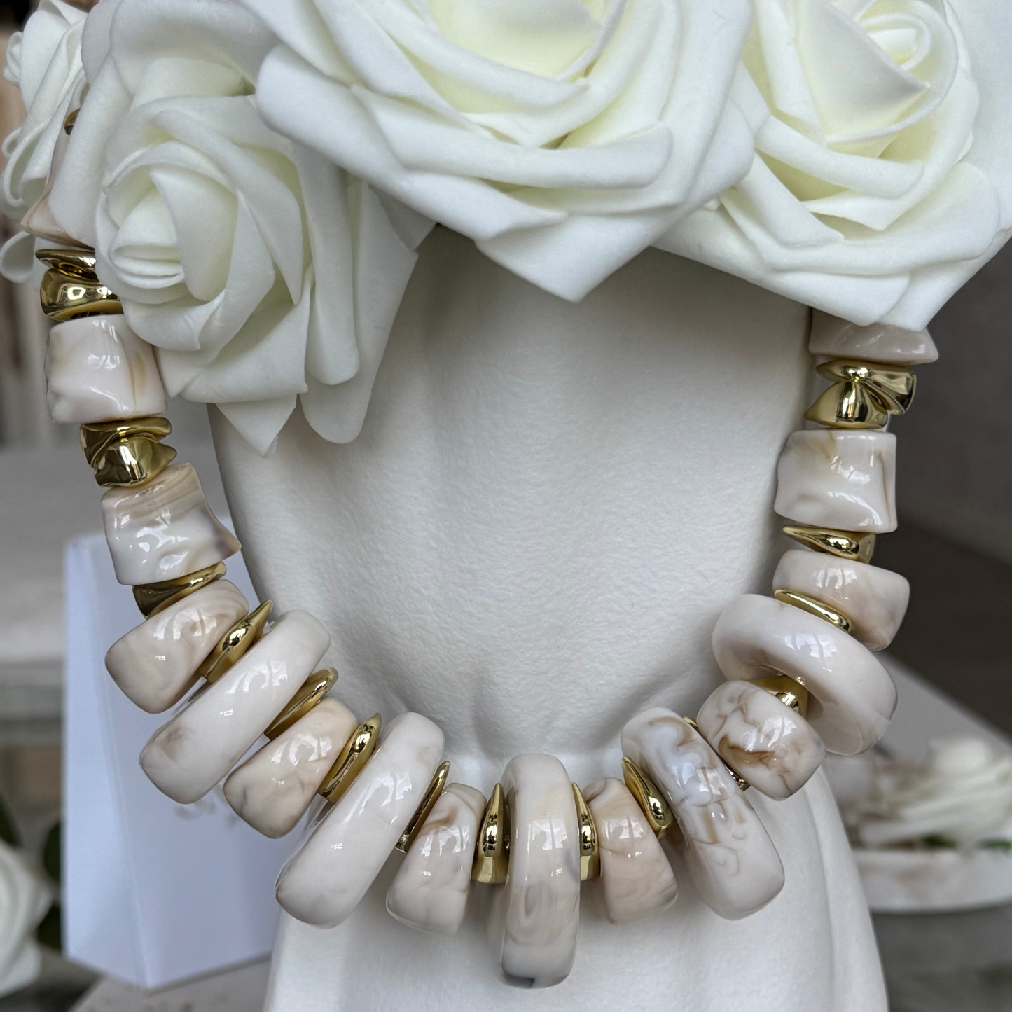 ENOLA - Collier en acier Inoxydable doré - Grosses perles beiges