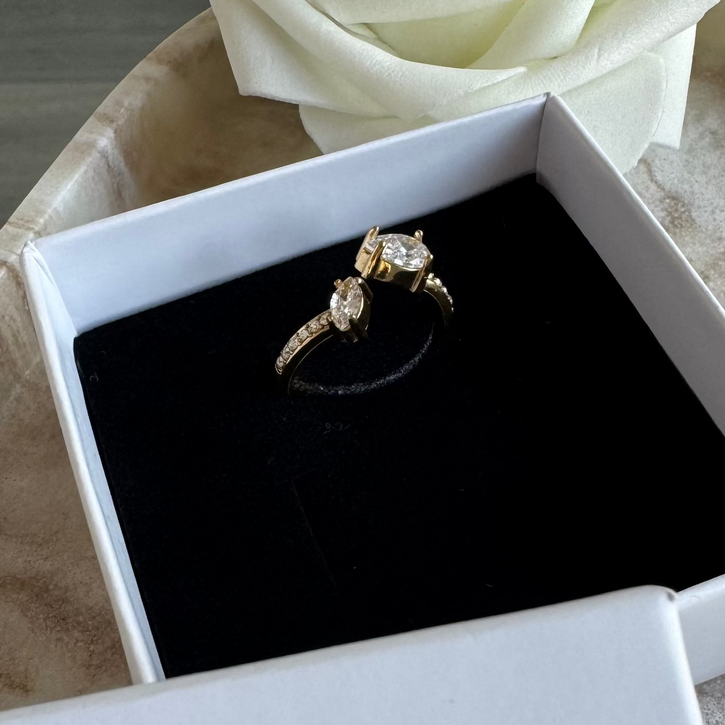 ISALYS - Bague asymétrique en acier Inoxydable doré et strass