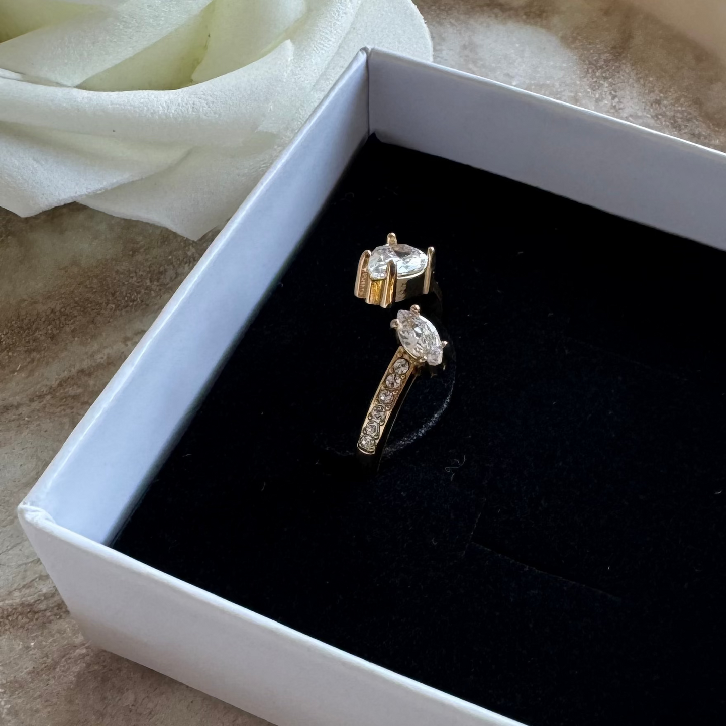 ISALYS - Bague asymétrique en acier Inoxydable doré et strass