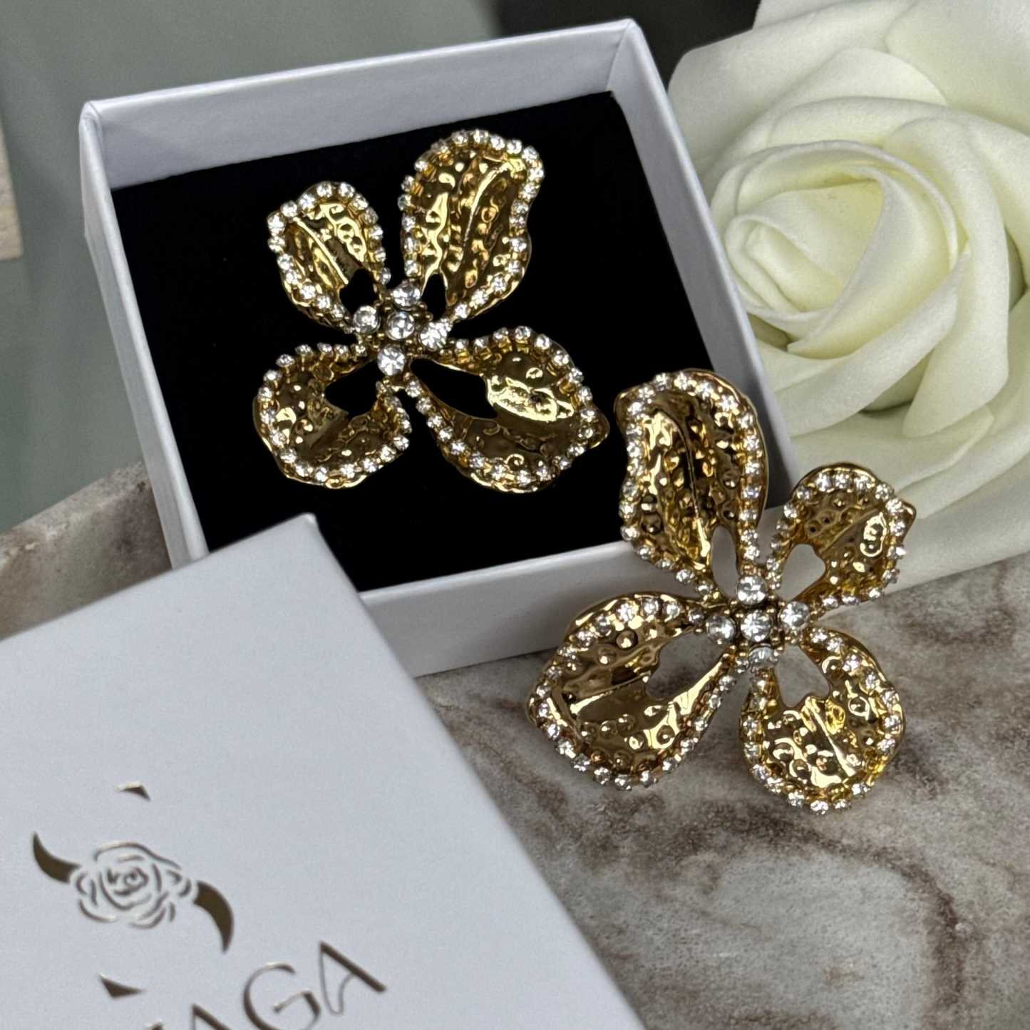 MYA - Boucles d'oreilles en acier Inoxydable doré et strass - forme fleur