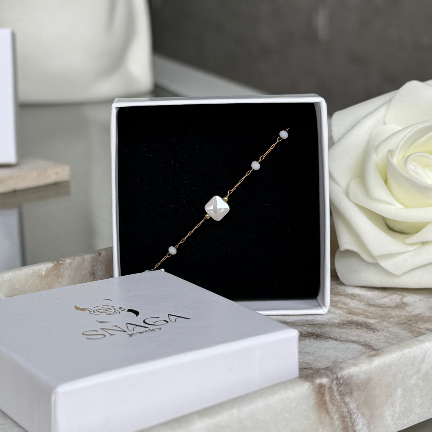 ADELE - Bracelet en acier Inoxydable doré et perles blanche