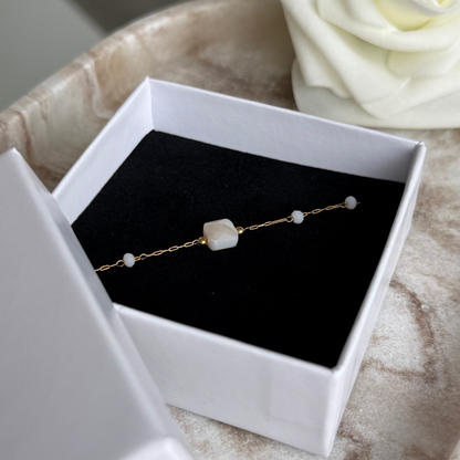 ADELE - Bracelet en acier Inoxydable doré et perles blanche