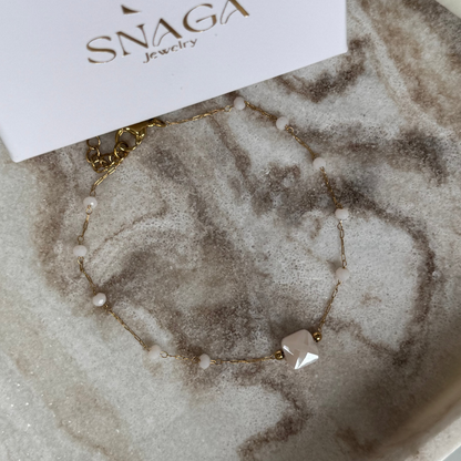 ADELE - Bracelet en acier Inoxydable doré et perles blanche