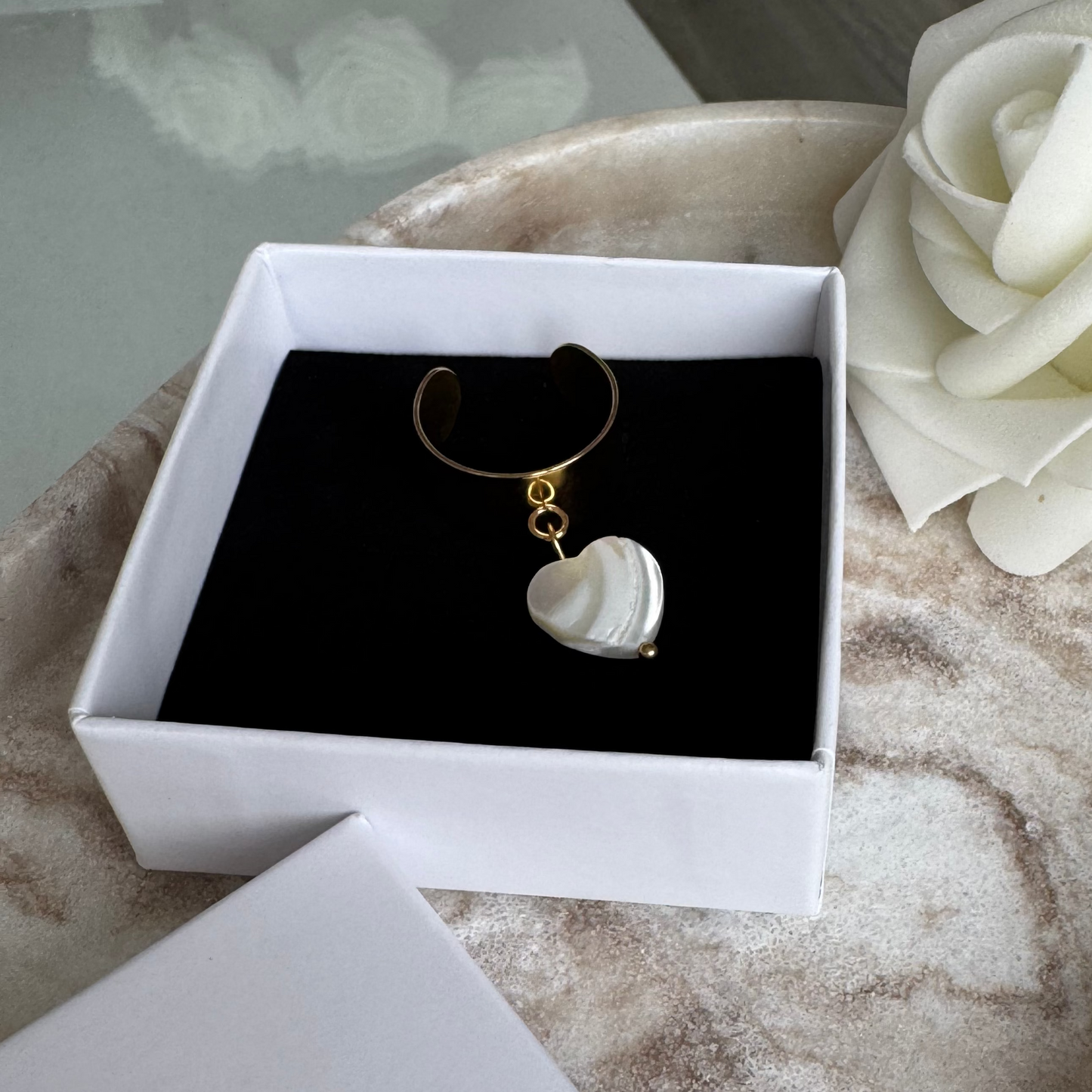 LEELOU - Bague large en acier Inoxydable doré et cœur de nacre