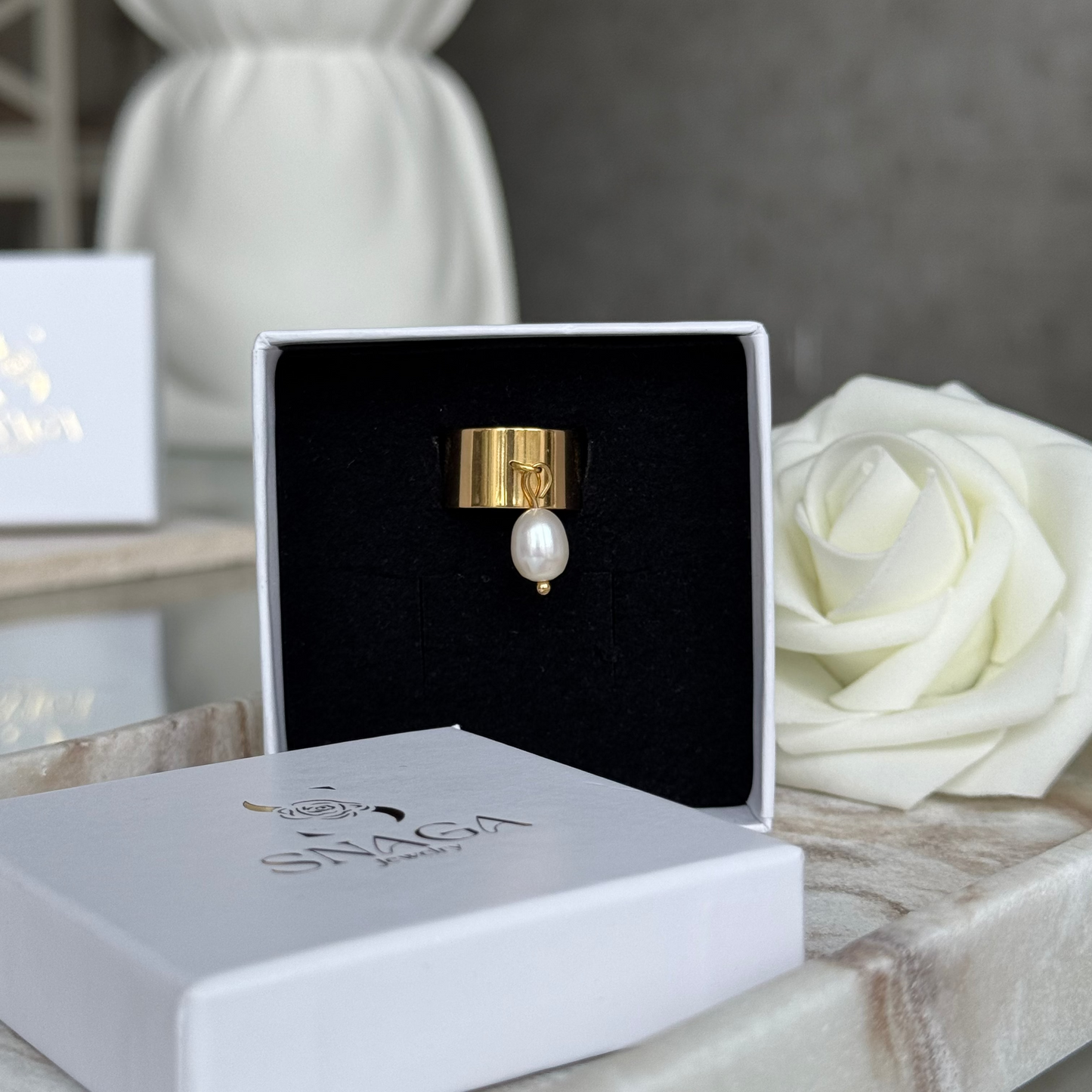 CORALIE - Bague large en acier Inoxydable doré et perle de nacre