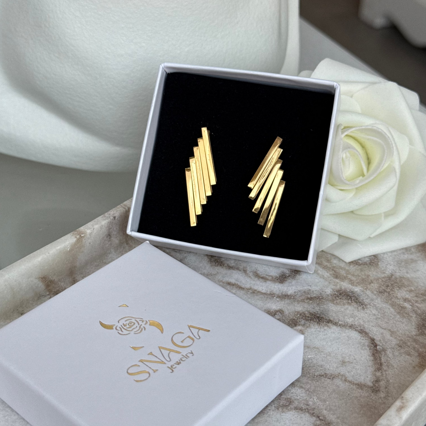 MAEVA – Boucles d’oreilles graphiques en acier inoxydable doré