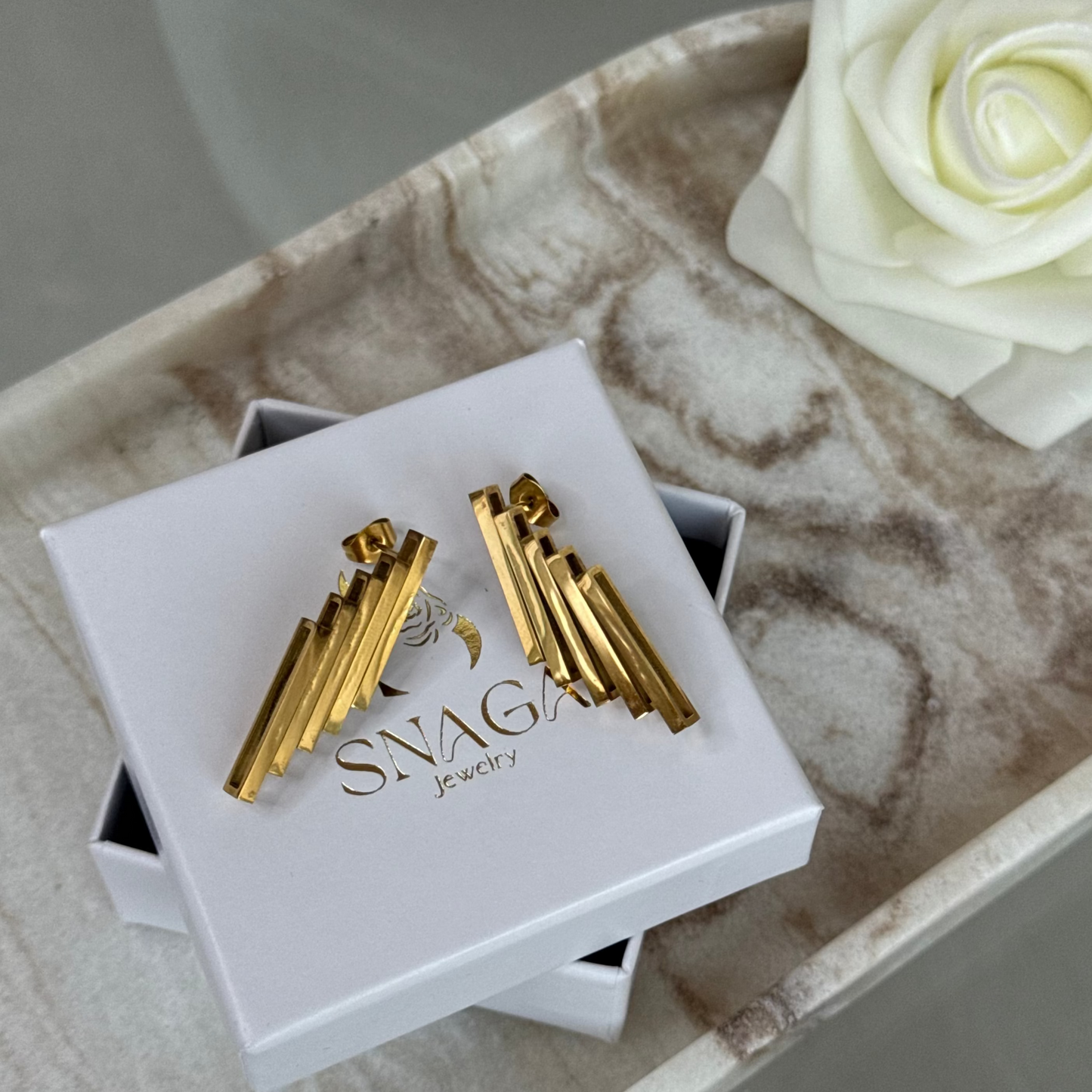 MAEVA – Boucles d’oreilles graphiques en acier inoxydable doré